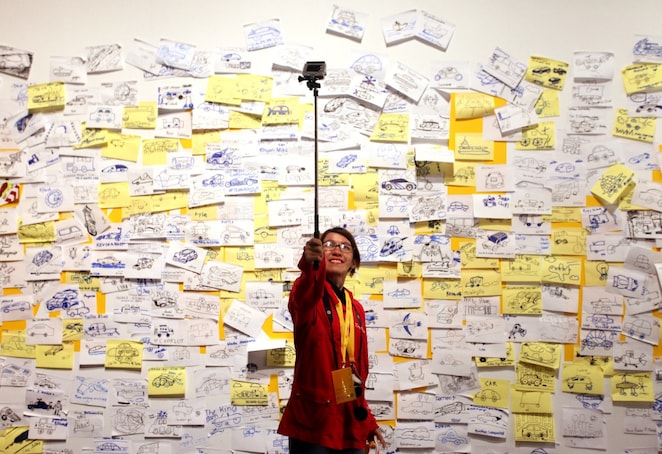 Des visiteurs publiant leurs «&nbsp;idées&nbsp;» sur un mur interactif lors de l’événement «&nbsp;Expérience&nbsp;» du quatrième jour du Shell Eco-marathon à Manille, aux Philippines, le dimanche 1er&nbsp;mars 2015.