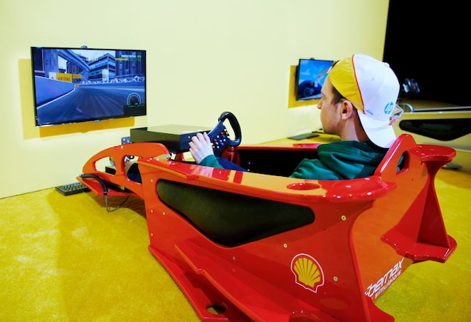 Un participant interagit avec une partie de l’expérience lors de la journée d’inspection technique du Shell Eco-marathon Americas 2015 à Detroit, Michigan, le jeudi 9&nbsp;avril 2015.