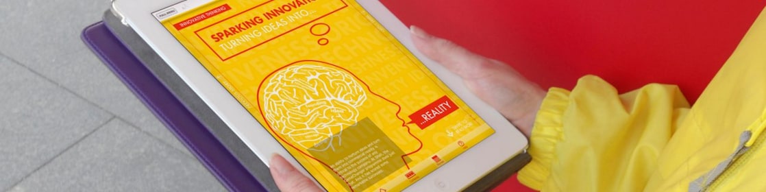 tablette tenue à la main