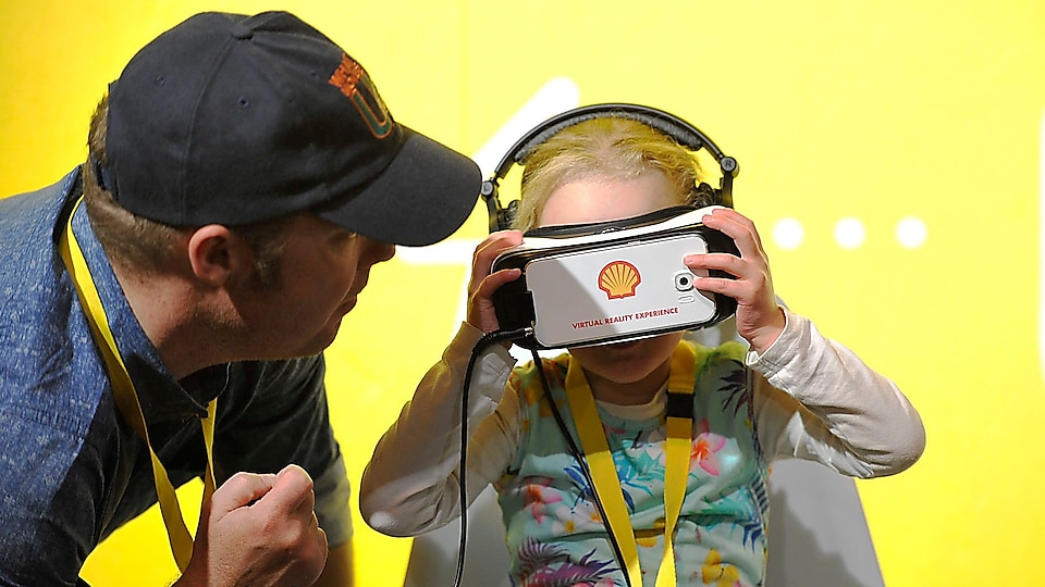 Des enfants interagissent avec des expositions de la Future Energy Zone lors du Make the Future London 2016 au Parc olympique Queen Elizabeth, le samedi 2 juillet 2016 à Londres, au Royaume-Uni.
