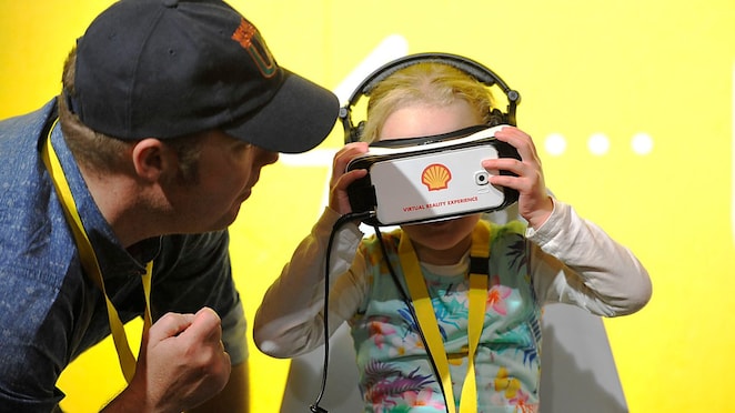 Des enfants interagissent avec des expositions de la Future Energy Zone lors du Make the Future London 2016 au Parc olympique Queen Elizabeth, le samedi 2&nbsp;juillet&nbsp;2016 à Londres, au Royaume-Uni.