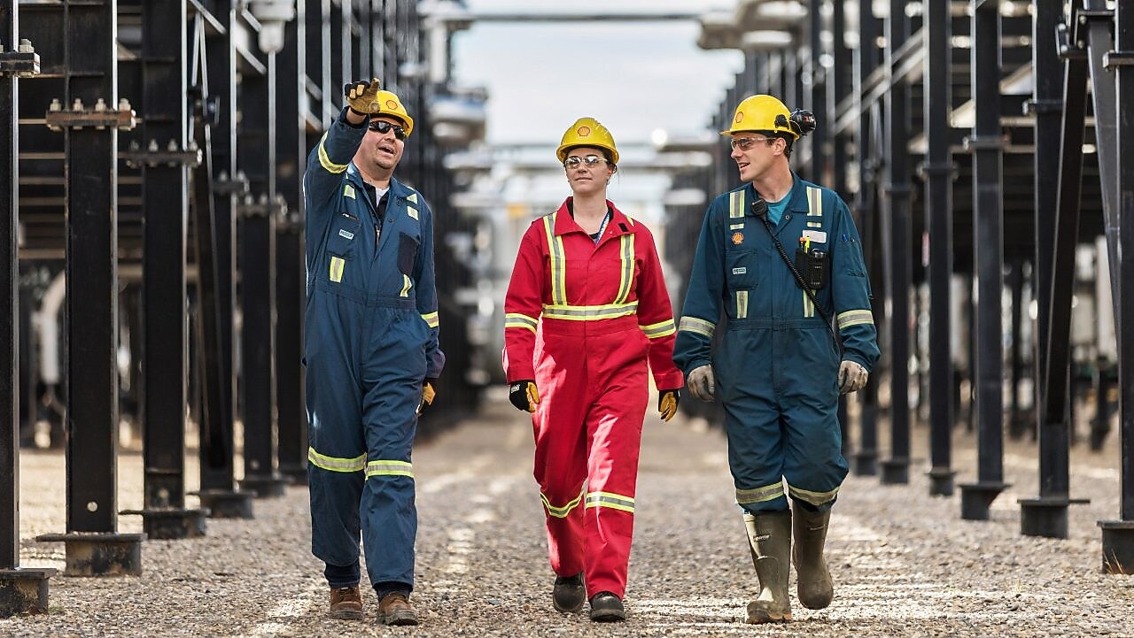 Des ingénieurs de Shell marchent ensemble sur un site d’exploitation