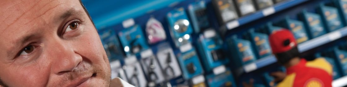 Client final à la station d'essence Shell, Beaconsfield, RU, 2009