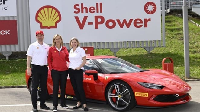 Personnes devant la voiture