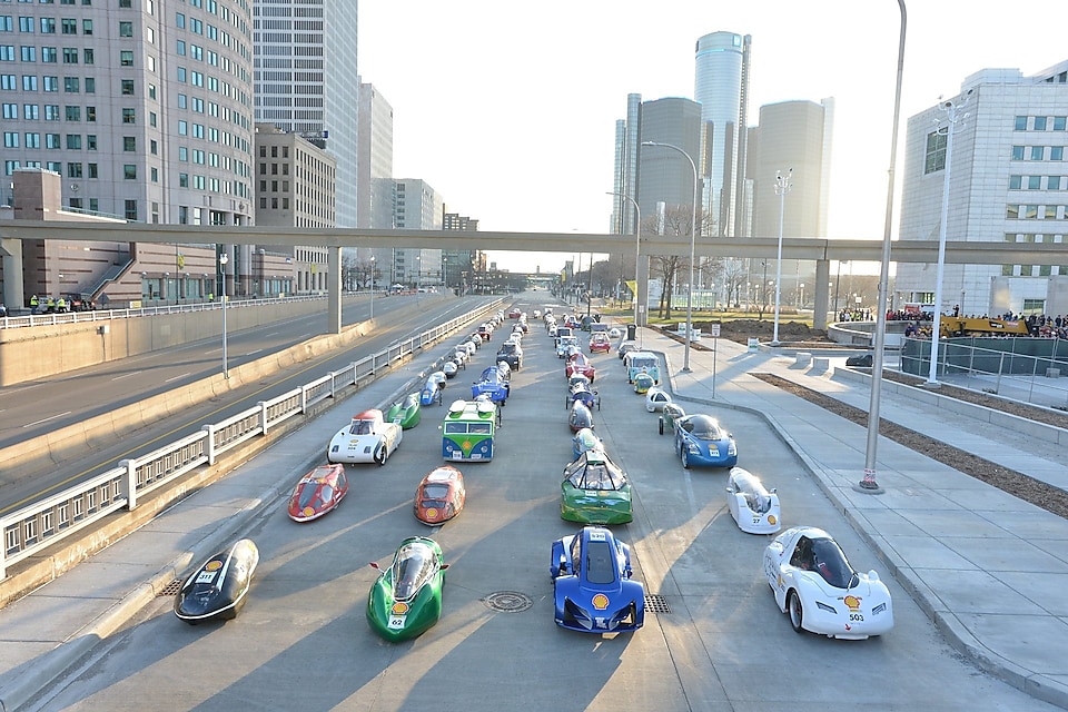 Les véhicules participant au Shell Eco-marathon 2015 s’alignent sur Jefferson Avenue à Detroit.