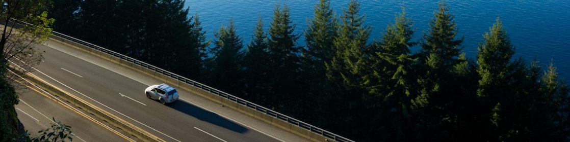 Voiture circulant sur une route au bord d'une rivière