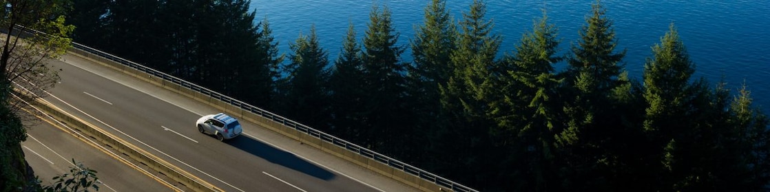 Voiture circulant sur une route au bord d'une rivière