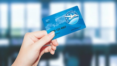 Main portant une carte Airmiles