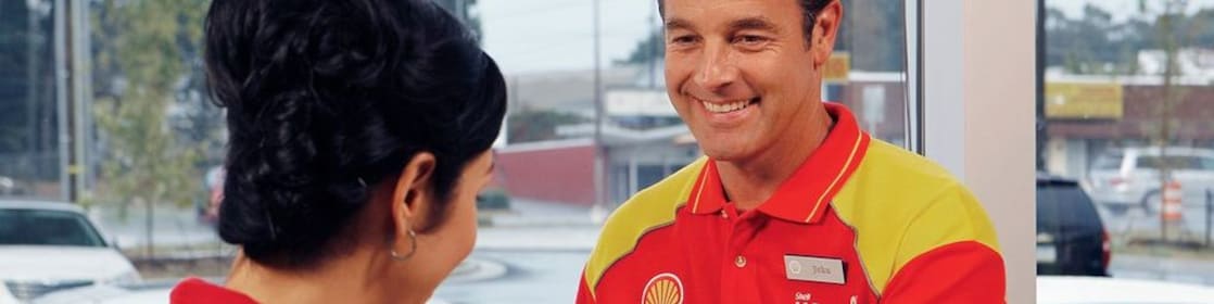 employé shell avec une cliente