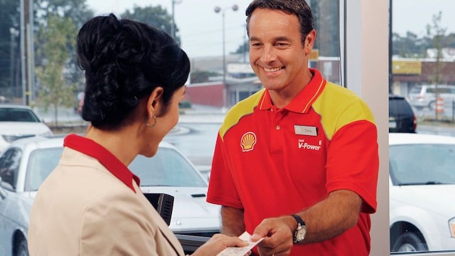 employé shell avec une cliente