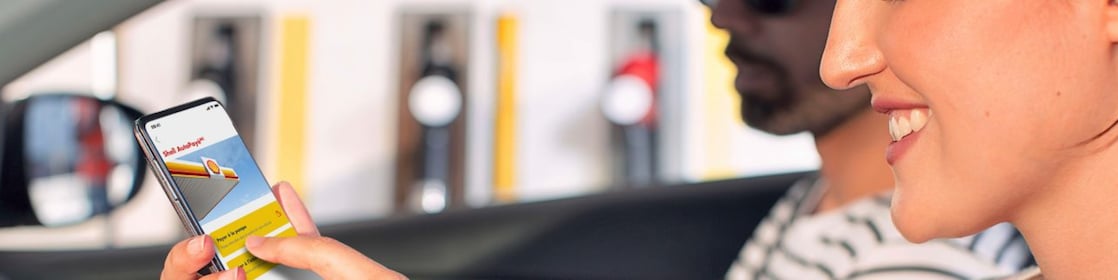 Femme dans un véhicule stationné qui utilise Shell AutoPayémc