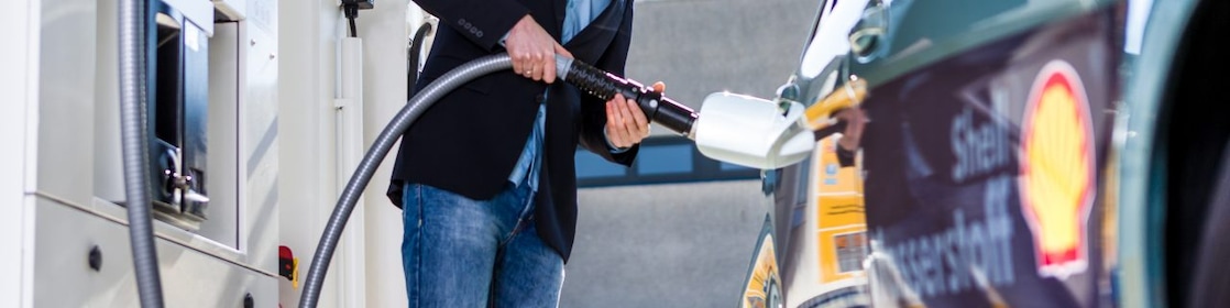 homme faisant le plein de carburant