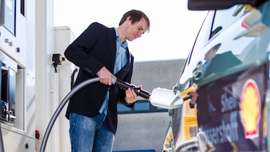 homme faisant le plein de carburant