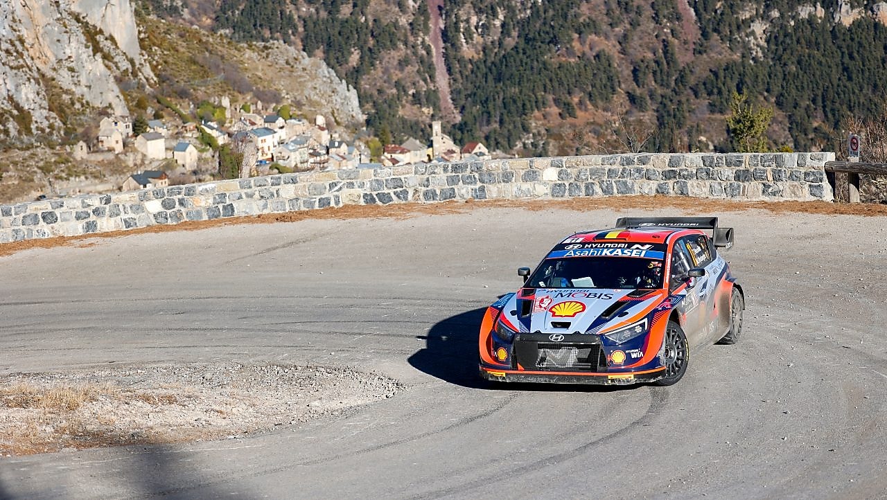 Voiture de rallye dérapant dans un virage lors du championnat du monde des rallyes