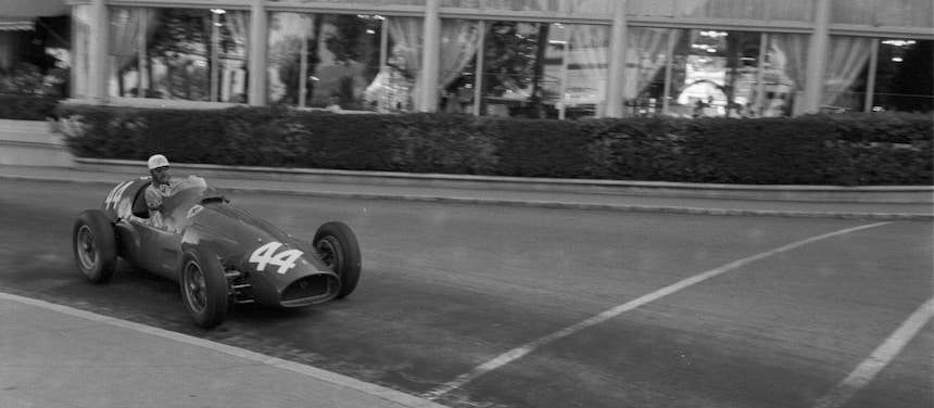 Maurice Trintignant au volant de sa Ferrari Formule&nbsp;1 lors du Grand Prix de Monaco en&nbsp;1955
