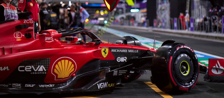 Pilote Ferrari Kimi Raikkonen conduisant sa Ferrari SF15 T