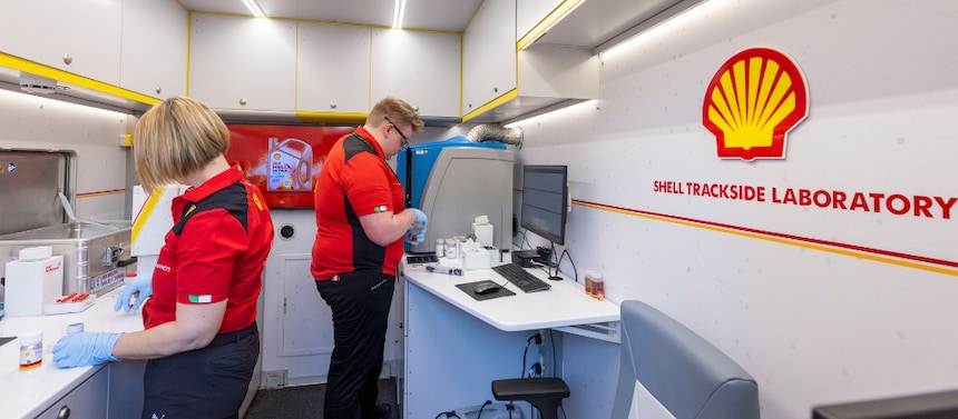 Sebastian Vettel et Kimi Raikkonen faisant la promotion de shell v power