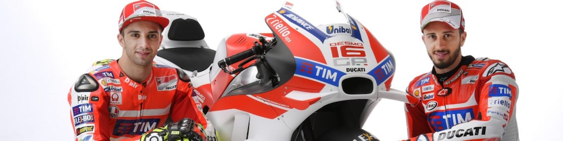 Deux pilotes Ducati&nbsp;2016 posant devant une moto Ducati