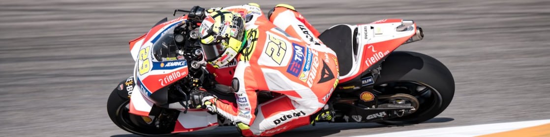 Pilote moto Ducati pendant une course du motogp