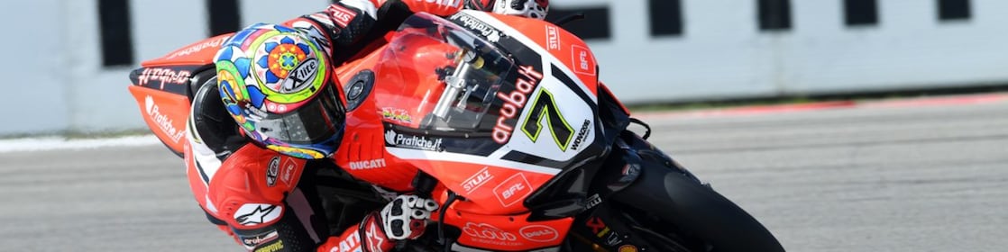 Pilote Ducati sur une superbike pendant une course de championnat du monde de Superbike