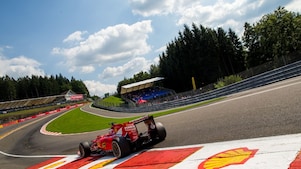 L'Allemand Sebastian Vettel est au volant d'une Ferrari pendant l'entraînement pour le Grand Prix de Formule 1 de Belgique au circuit de Spa-Francorchamps.