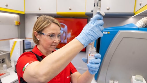 Une scientifique ferrari travaillant dans un laboratoire