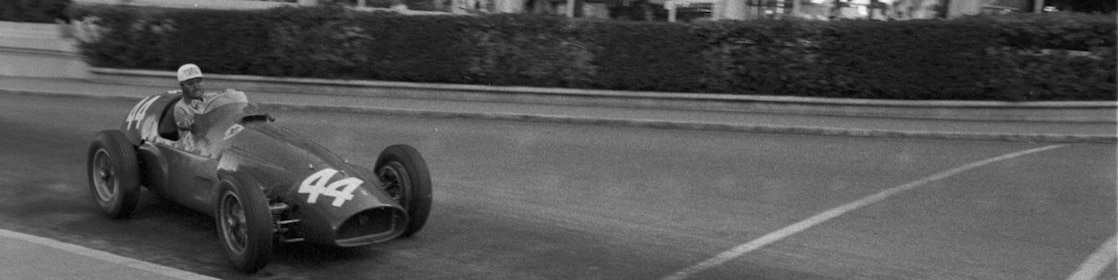 Maurice Trintignant au volant de sa Ferrari Formule&nbsp;1 lors du Grand Prix de Monaco en&nbsp;1955