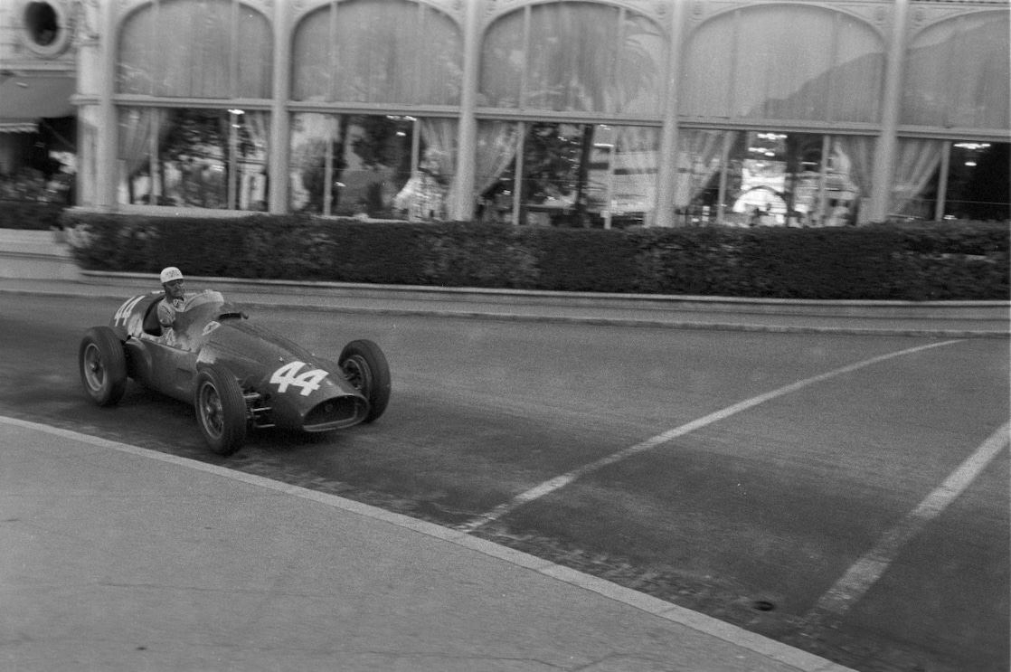 Maurice Trintignant au volant de sa Ferrari Formule 1 lors du Grand Prix de Monaco en 1955