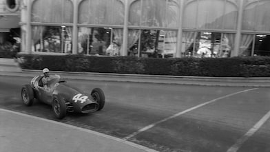 Maurice Trintignant au volant de sa Ferrari Formule&nbsp;1 lors du Grand Prix de Monaco en&nbsp;1955