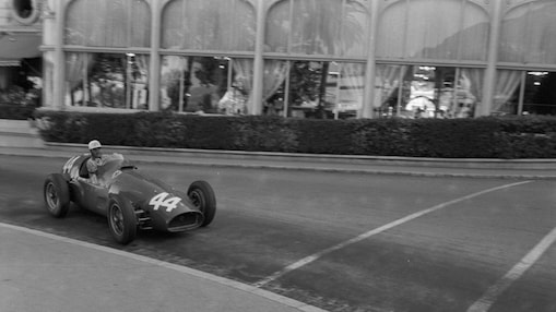 Maurice Trintignant au volant de sa Ferrari Formule&nbsp;1 lors du Grand Prix de Monaco en&nbsp;1955