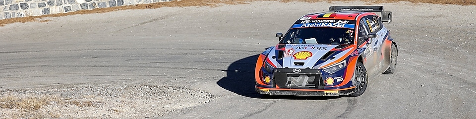 Voiture de rallye dérapant dans un virage lors du championnat du monde des rallyes