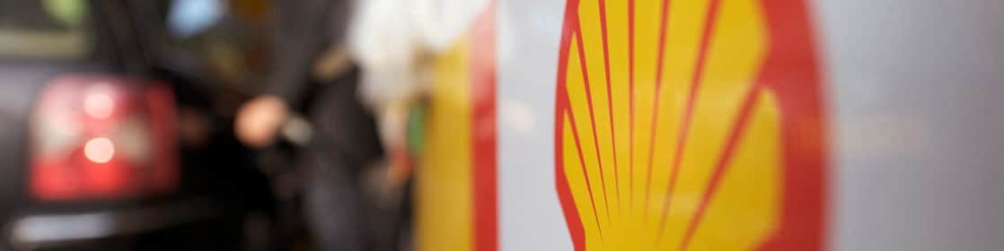 Personne faisant le plein dans une station d'essence