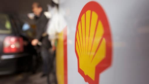 Personne effectuant le plein de carburant de son véhicule