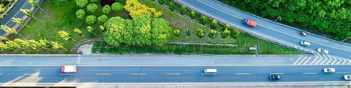 Voiture circulant sur l’autoroute alimentée au combustible à l’hydrogène de Shell
