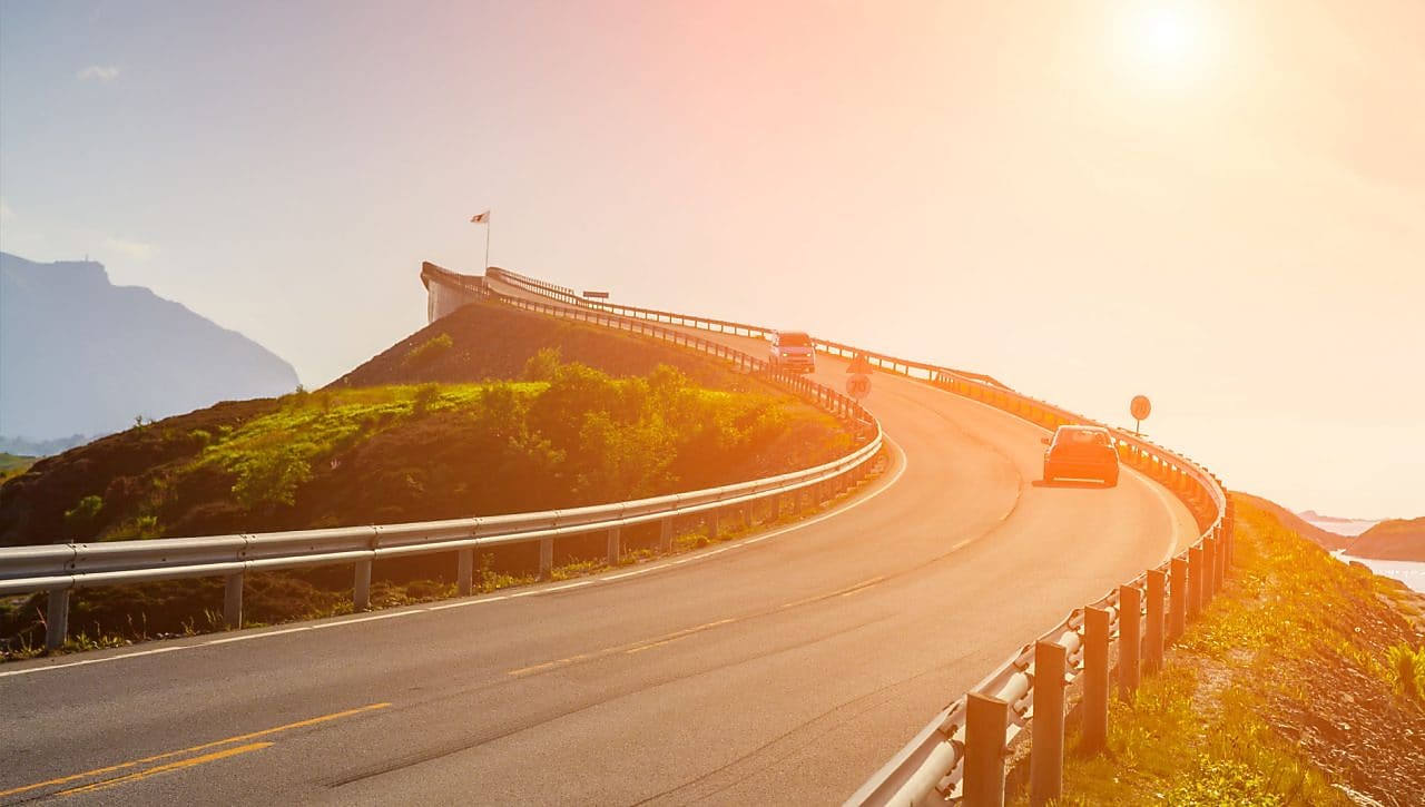  Voiture circulant sur l’autoroute alimentée au combustible à l’hydrogène de Shell