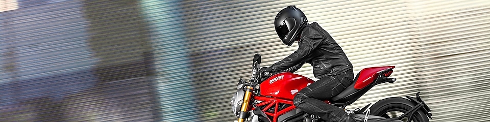 Homme conduisant une moto qui utilise l&rsquo;huile moteur Superior pour motos.