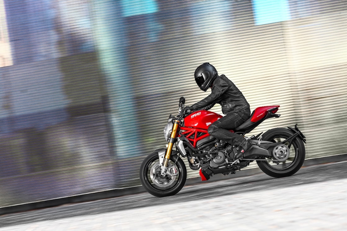 Homme conduisant une moto qui utilise l&rsquo;huile moteur Superior pour motos.