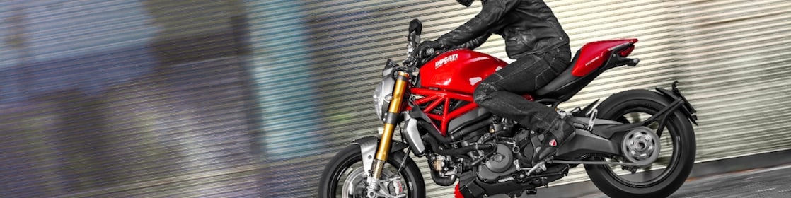 Homme conduisant une moto qui utilise l&rsquo;huile moteur Superior pour motos.