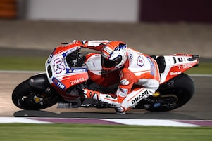 Motard Ducati conduisant une moto