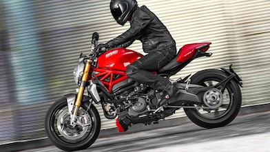 Homme conduisant une moto qui utilise l&rsquo;huile moteur Superior pour motos.