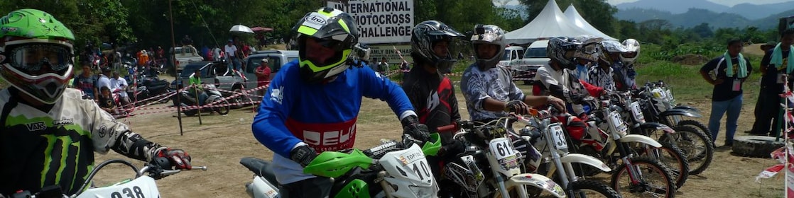 Motos de motocross alignées au départ d’une course