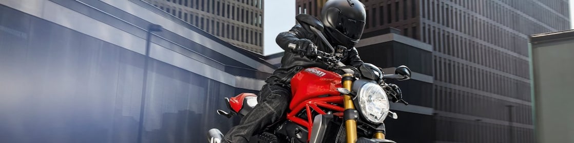 motard authentique conduisant une moto