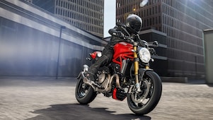 motard authentique conduisant une moto