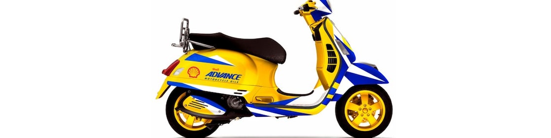 Scooter de couleur vive avec logo Shell