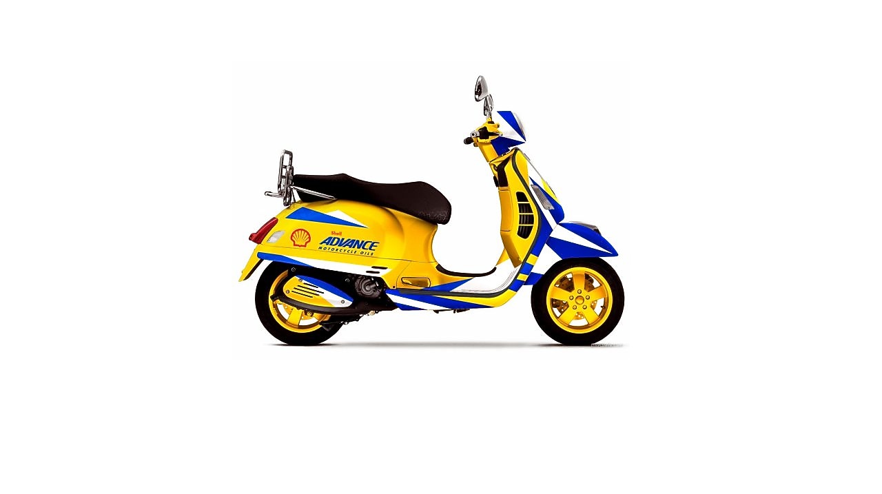 Scooter de couleur vive avec logo Shell