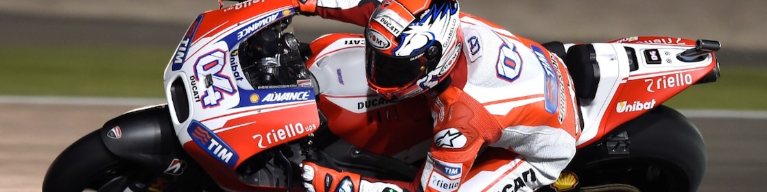 Moto avec conducteur pendant une course dans un virage