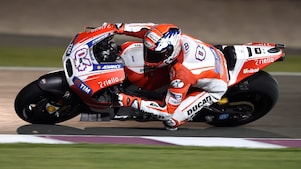 Motard Ducati conduisant une moto