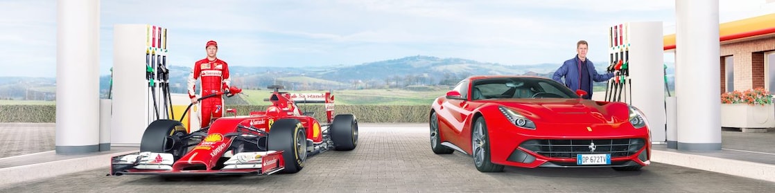 Sebastian Vettel et Kimi Raikkonen font le plein de voitures Ferrari à une station Shell
