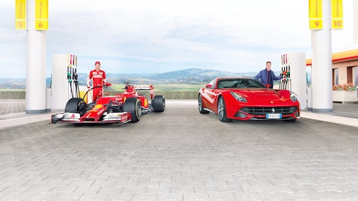 Sebastian Vettel et Kimi Raikkonen font le plein de voitures Ferrari à une station Shell