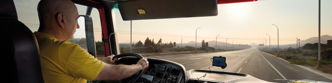 chauffeur routier conduisant sur une route vide